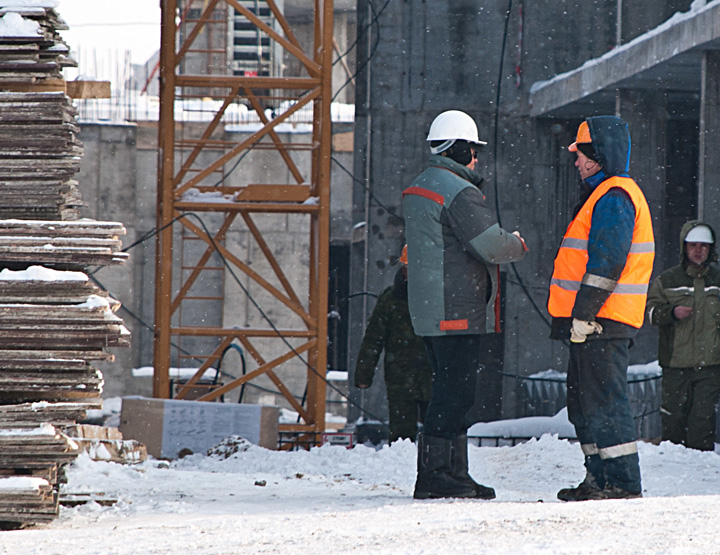 winter-gear-equipment-and-jobsite-winter-gear-contractors-heavy-winter-gear-snow-scaffolding.jpg